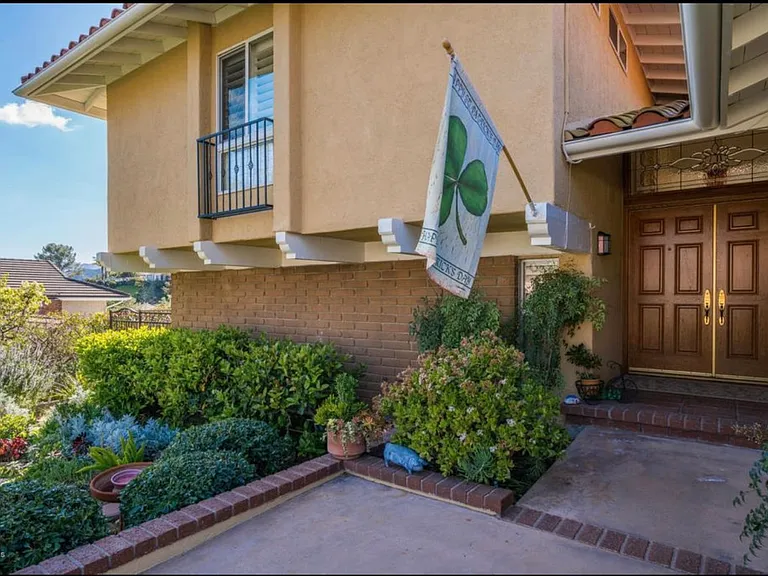 1049 Brookview Ave — Photo 3
