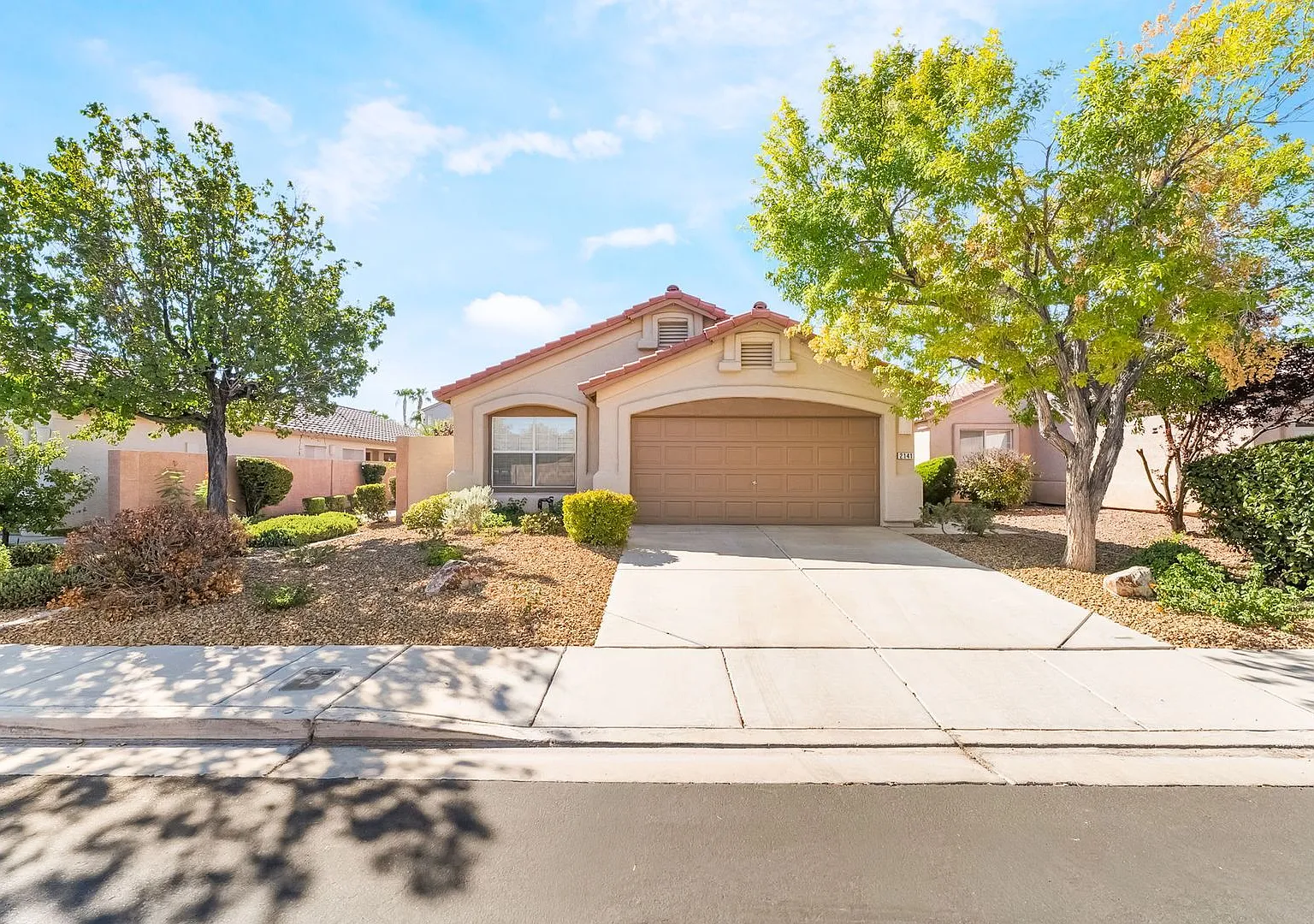 Charming Single-Story Home in Prime Henderson Location — Photo 2