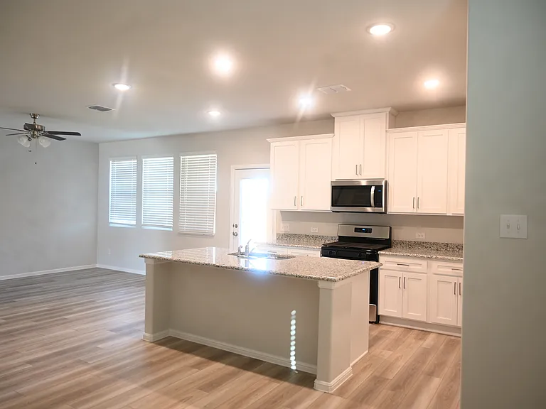 1012 Portina Dr — Photo 8