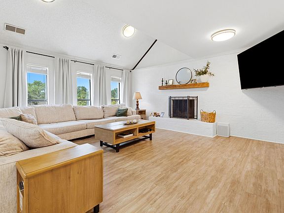 2nd image of 609 Green Valley Dr