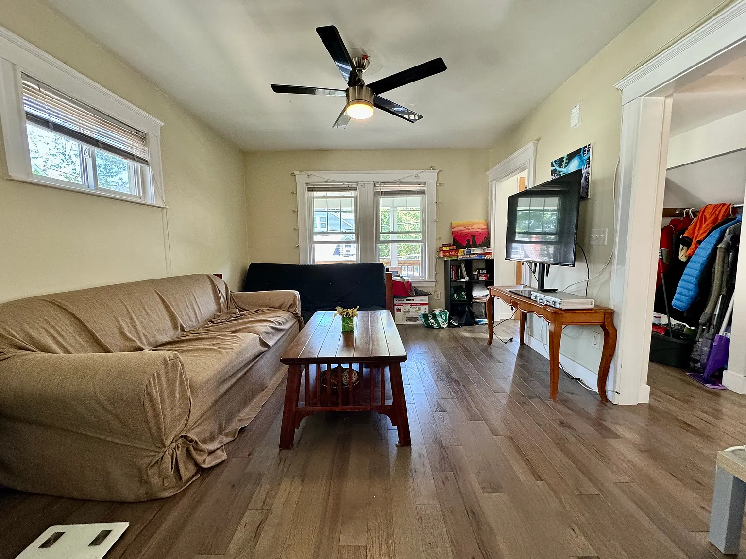 3 bed, 2100 sqft, $3,200 — Photo 2