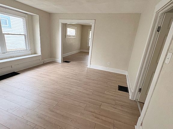 3rd image of 3547 Robson St