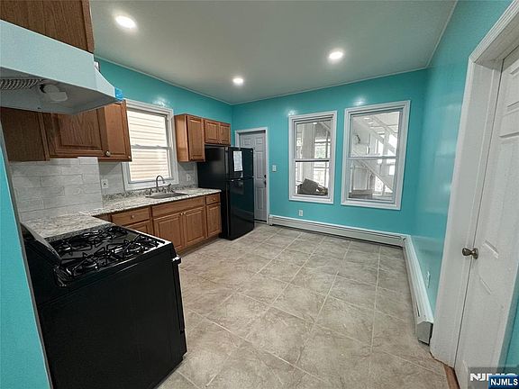 3rd image of 192 Edmund Ave