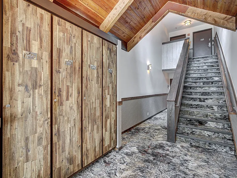 Ski locker