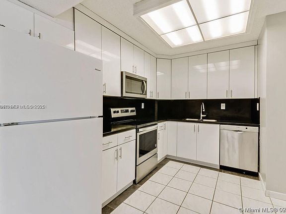 2nd image of 2924 Collins Ave APT 302