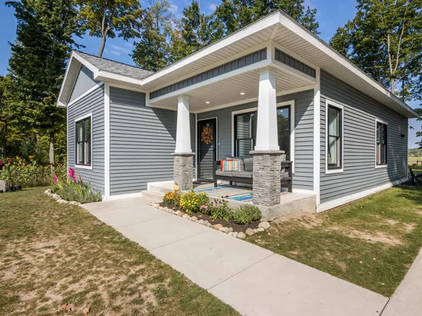 158 Scenic Woods Dr, Cadillac, MI 49601