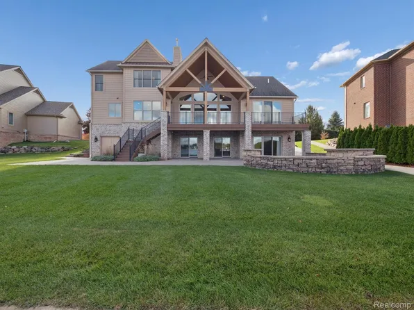 3756 Newport Way Dr, Waterford, MI 48329