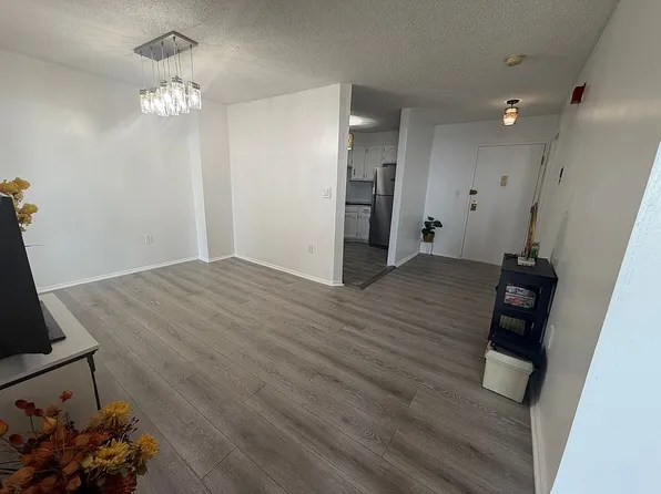 918 Harmon Cove Tower #918, Secaucus, NJ 07094