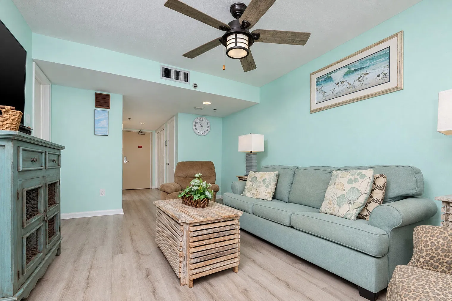 1 bed, 1.0 bath, 678 sqft, $7,229 — Photo 3