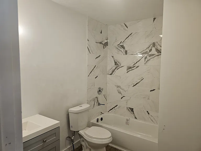 1835 W Washington St — Photo 1
