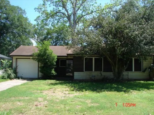 325 Cypress St, Lake Jackson, TX 77566
