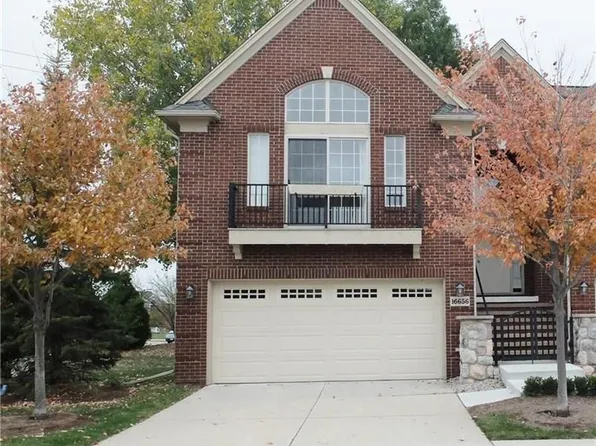 16656 Kensington Dr, Macomb, MI 48044