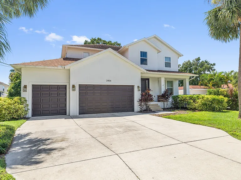 2806 Sanders Dr — Photo 1