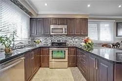 12 Lochinvar Cres — Photo 3
