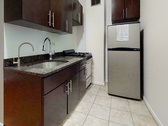 3rd image of 548 W 50th St #C1re