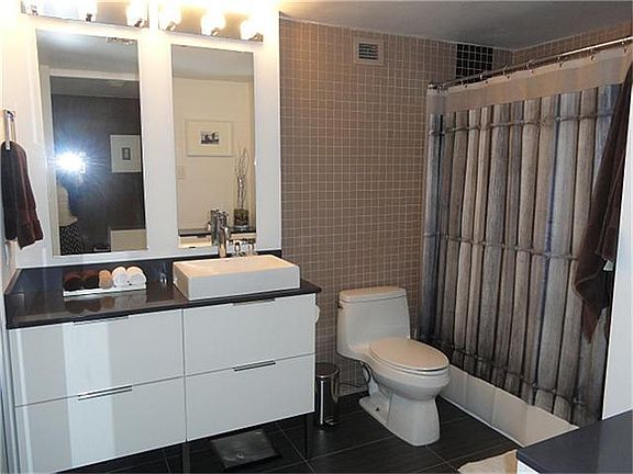 5th image of 2016 Main St APT 1217