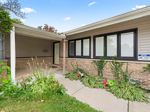 109 Landmeier Rd, Elk Grove Village, IL 60007