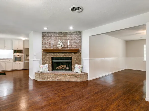 321 Arcadia St, Hurst, TX 76053