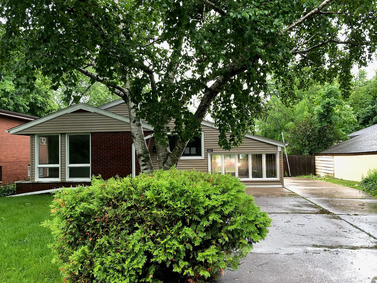 2521 Elim Avenue - - 1 — Photo 2