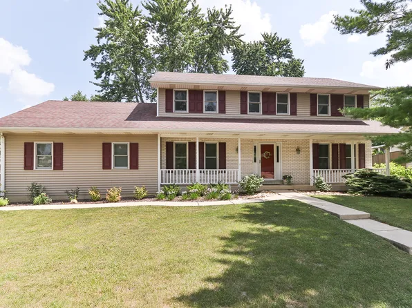 135 Richmond Ct, Roselle, IL 60172