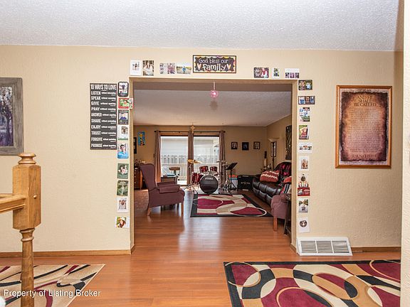 5th image of 958 9th Ave W