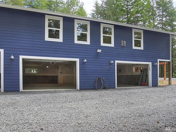 Over 1600 sq ft of clean garage space takes up the entire lower level!