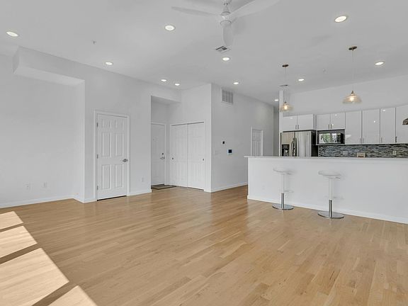 5th image of 936 Pavonia Ave #4B