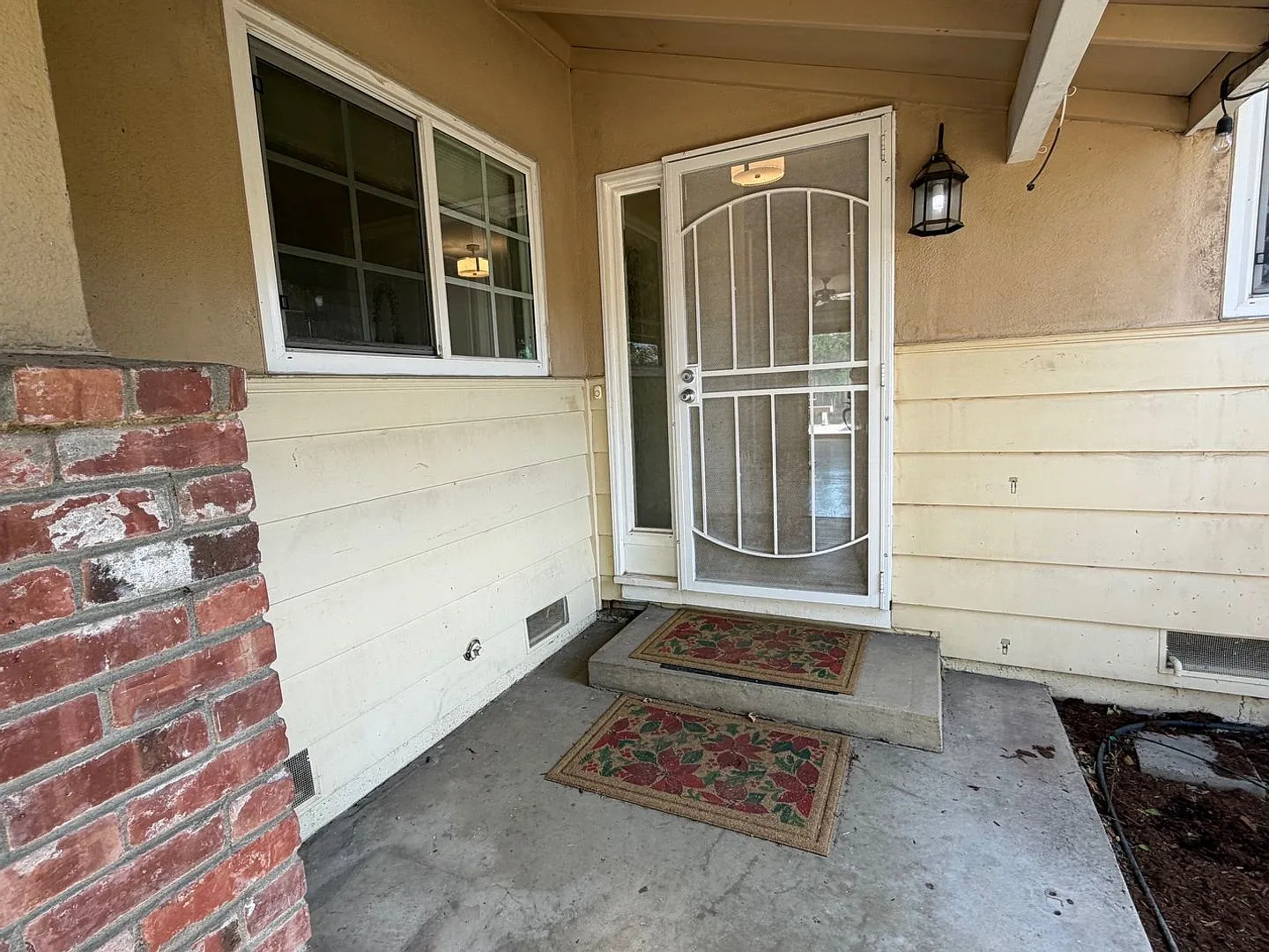 Updated 3-Bedroom Home in Rosemont with Spacious Backyard Immediate Move in! — Photo 4