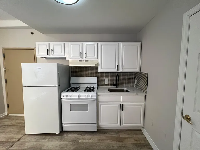 22 Emory St #14E — Photo 2