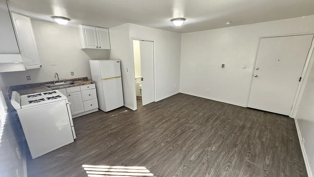 Building Photo - 1750 S Longwood Ave #19