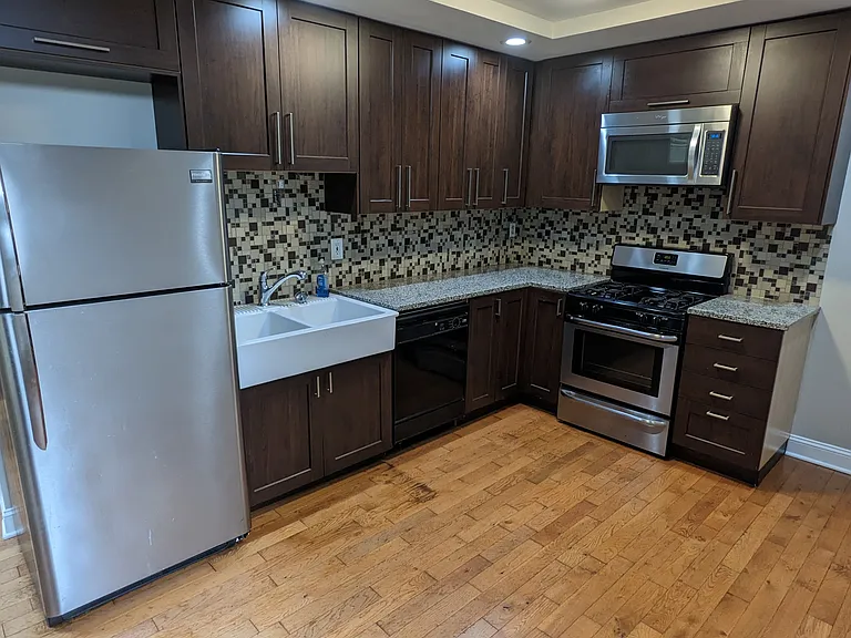 411 E 6th St #1 — Photo 11