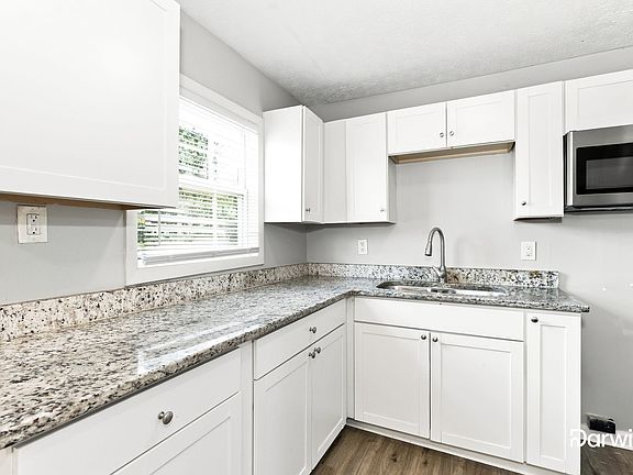 3rd image of 1140 Redford Dr SE