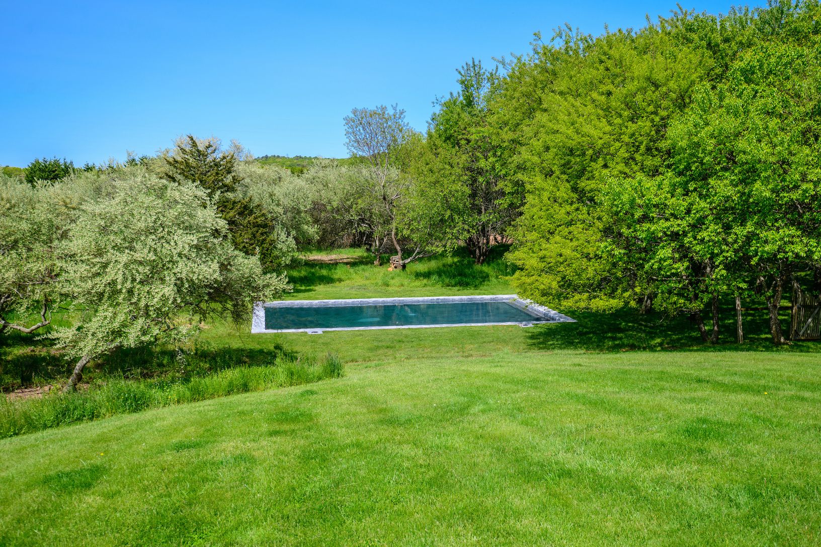 HEATED POOL SET IN A PRIVATE GLADE