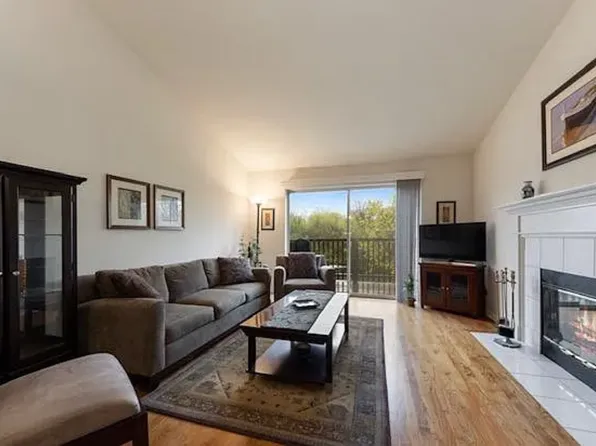 2737 S Embers Ln, Arlington Heights, IL 60005