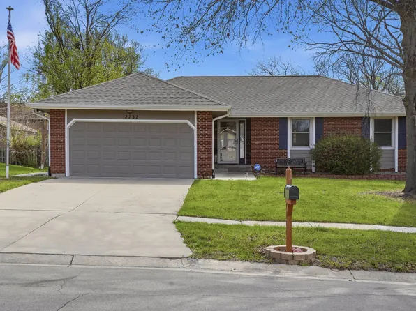 2732 SW Staffordshire Rd, Topeka, KS 66614