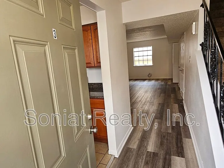 2131 Carondelet St #3 — Photo 6