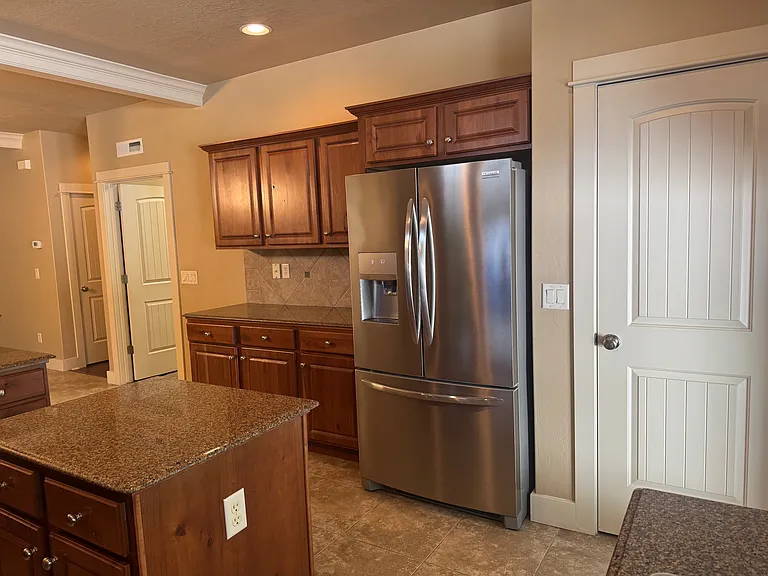 894 E Shadow Creek Ln — Photo 4