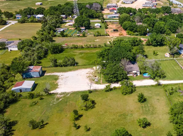 172 Oak Valley Ln, Springtown, TX 76082