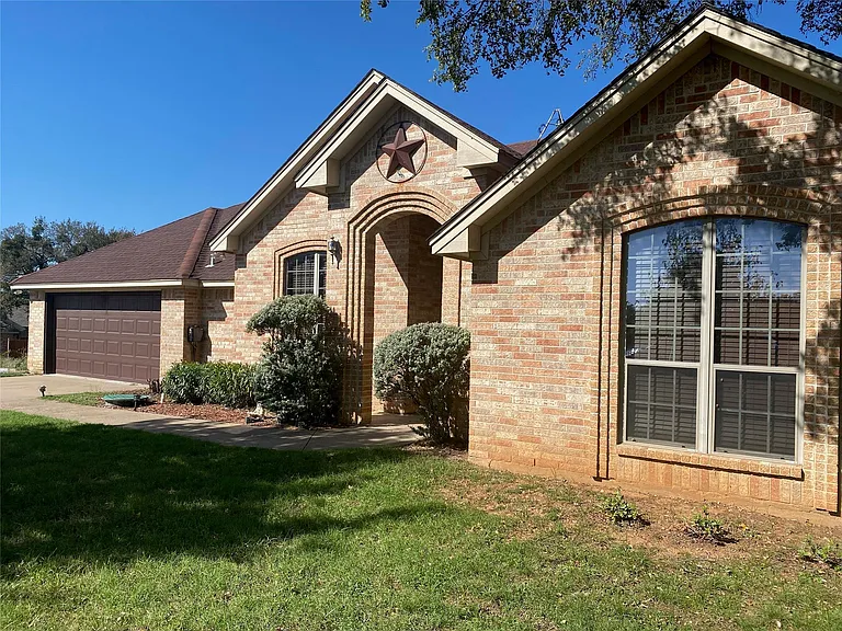 1708 Rockview Dr — Photo 1