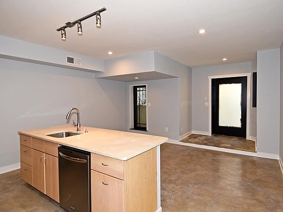 Living / dining area. 9' Ceilings