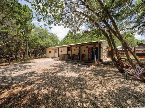 496 Cedarhill Dr., Bandera, TX 78003