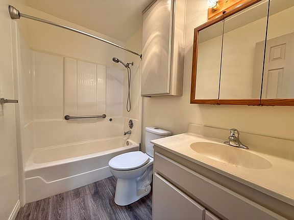 4th image of 3028 Howard Ave APT F