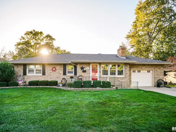 1111 S 8th St, Pekin, IL 61554