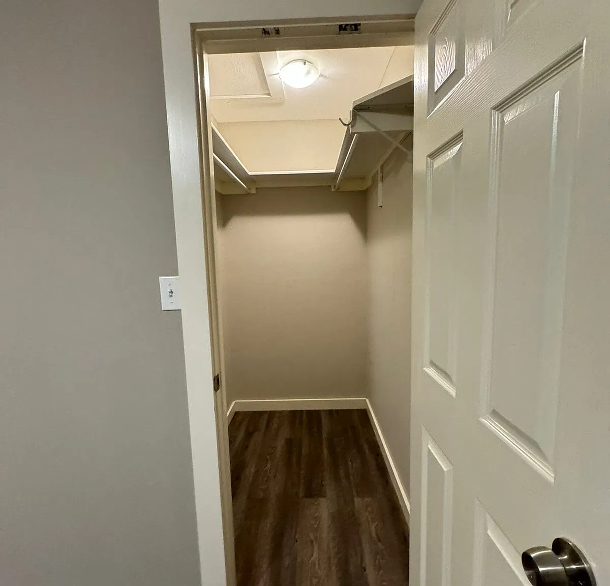 415 E Locust St — Photo 3