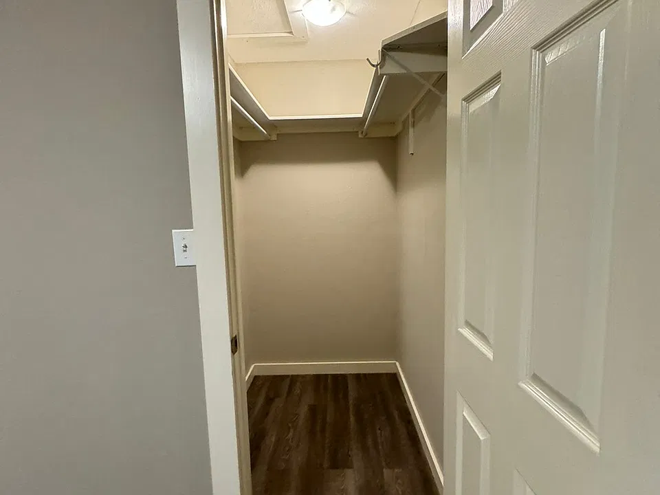 Walking Closet Bedroom 1
741