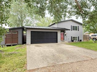815 38th St SE, Minot, ND 58701