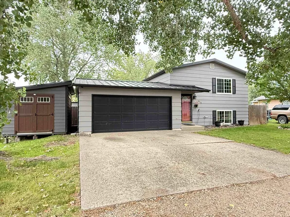 815 38th St SE, Minot, ND 58701