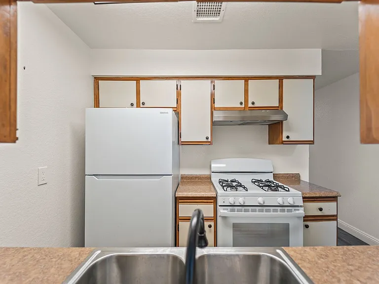 248 E Buckthorn St — Photo 9