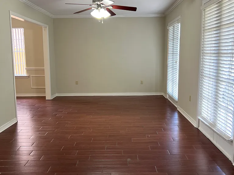 14 Yellowstone Dr — Photo 2