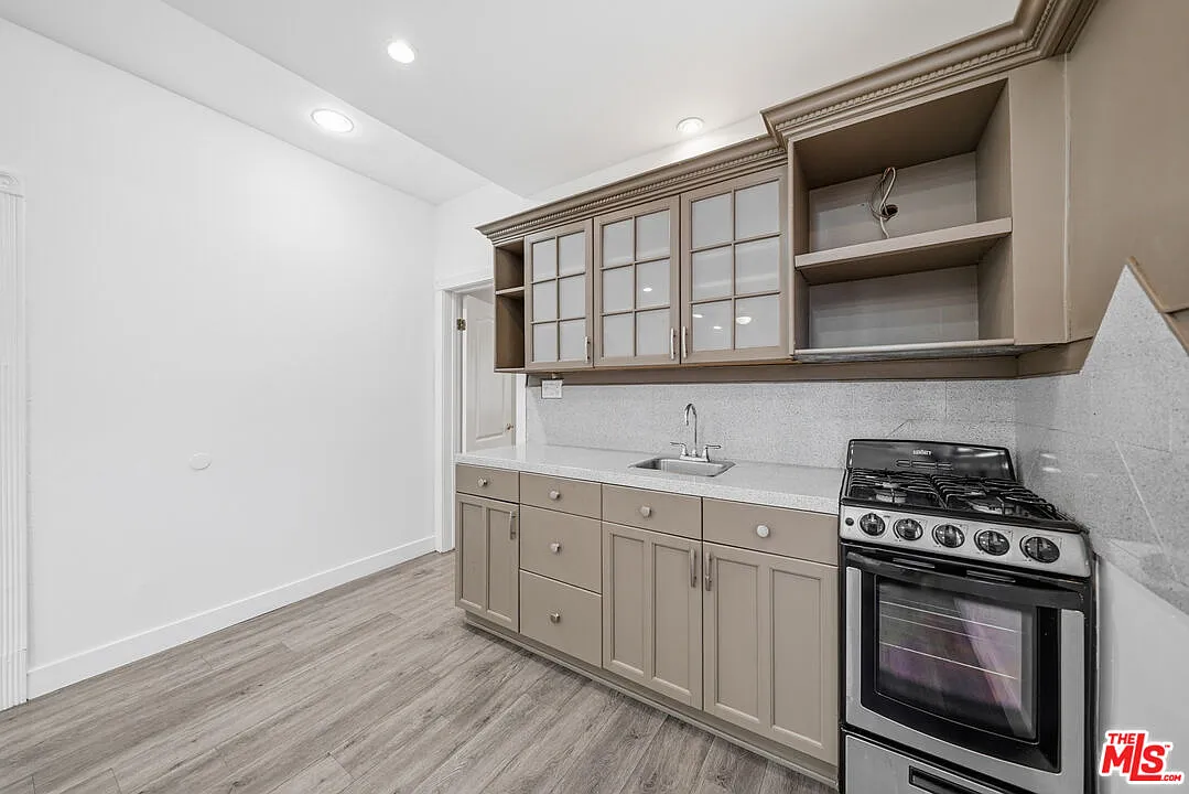 1 bed, 1.0 bath, 600 sqft, $2,200 — Photo 2